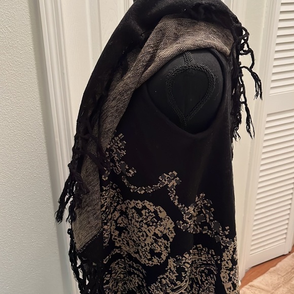 Warm two layer OS shawl - Picture 3 of 6